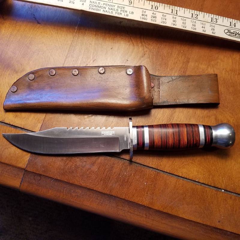 lot 3652 image: Defender Xtreme knife with sheath