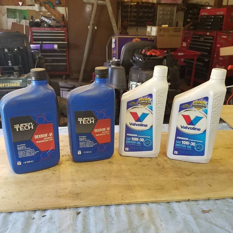 lot 3658 image: 2 quarts of motor oil and 2 quarts of automatic transmission fluid
