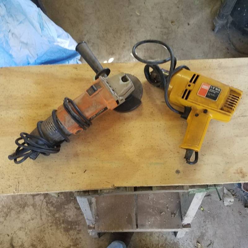 lot 3704 image: 12 Drill and 4 Angle Grinder