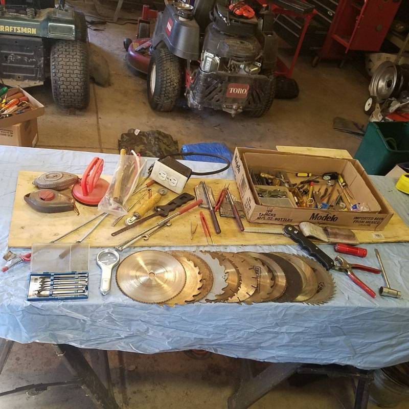 lot 3723 image: Large Lot of Assorted Tools and Sawblades