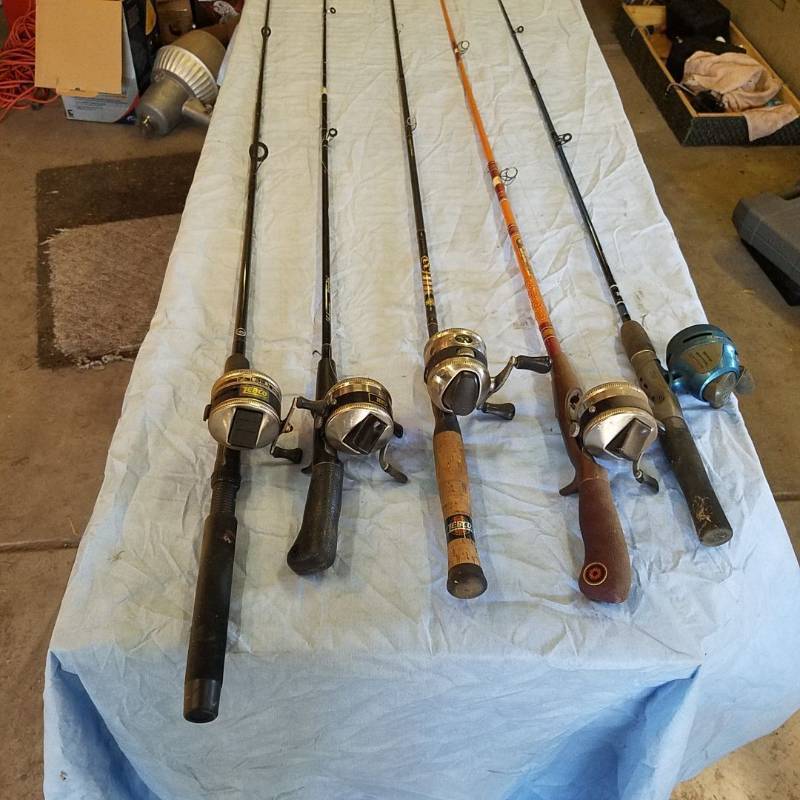 lot 3739 image: 5 Fishing Poles