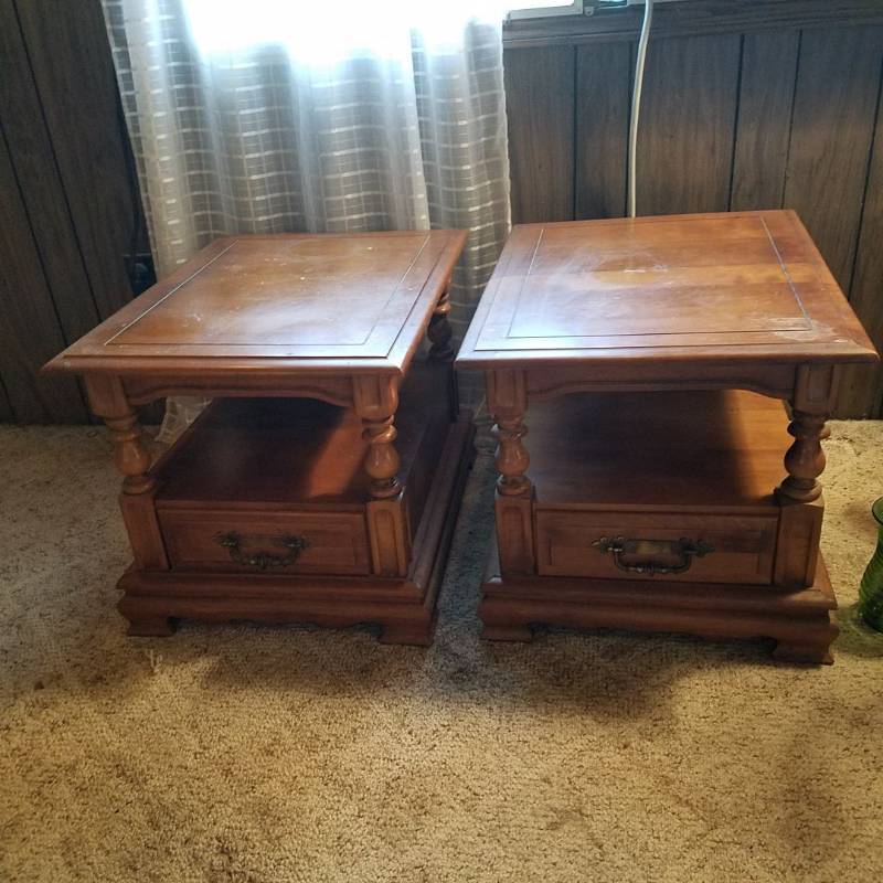 lot 3825 image: 2 End Tables