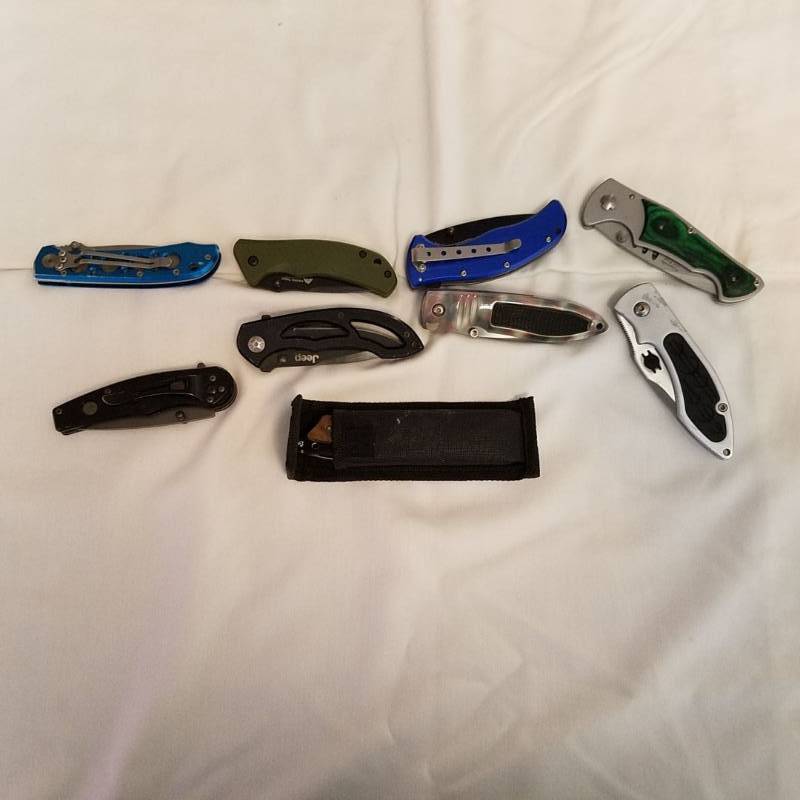 lot 3926 image: 9 Knives