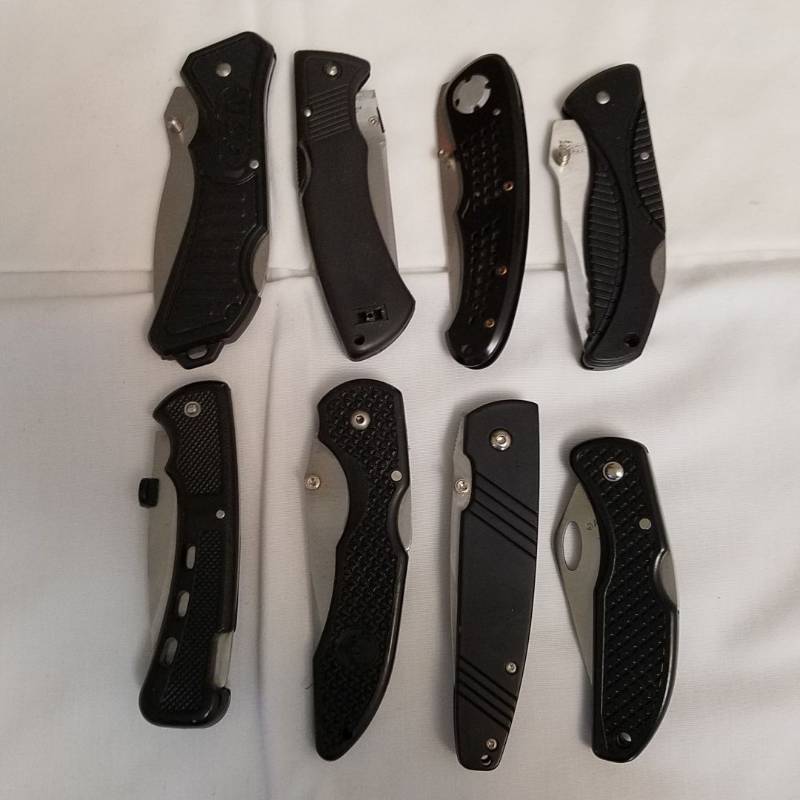 lot 3928 image: 8 Knives