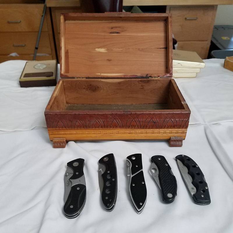 lot 3930 image: 5 Knives and a Wooden Box