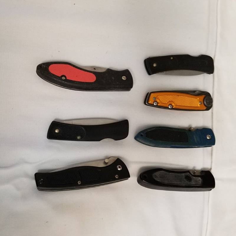 lot 3941 image: 7 Knives - all appear to have some wear
