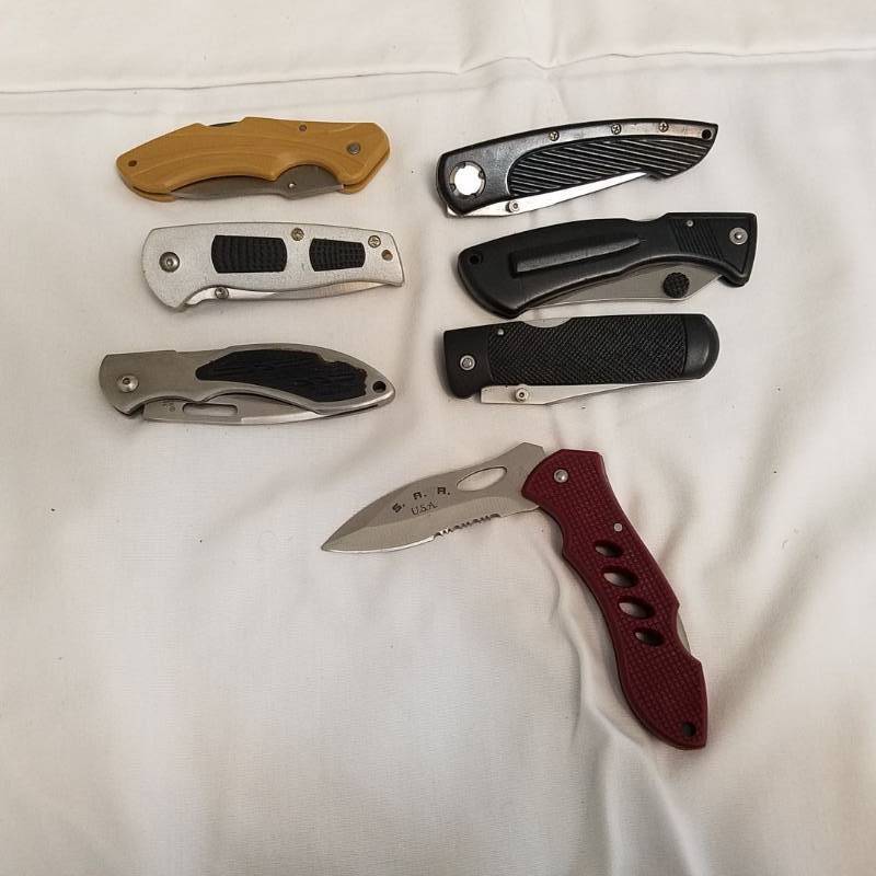 lot 3943 image: 7 Knives