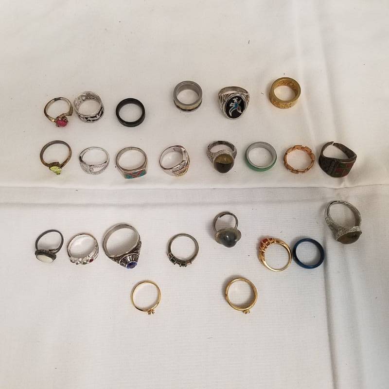 lot 3946 image: Large Lot of Assorted Rings