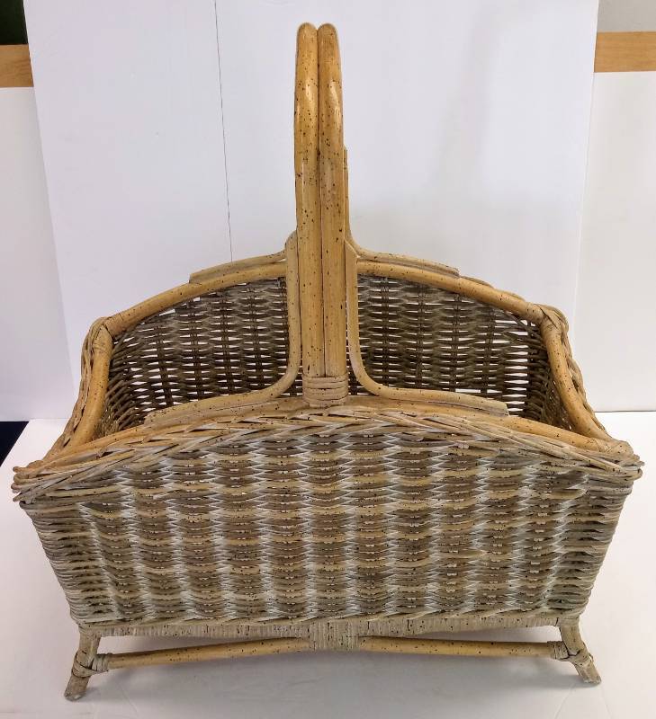 lot 3206 image: Large Woven Basket
