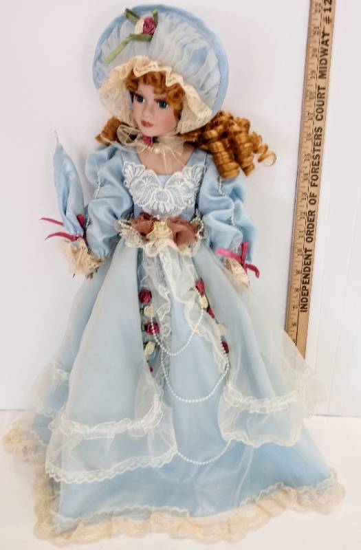 lot 3224 image: Beautiful Doll  Porcelain  with Stand