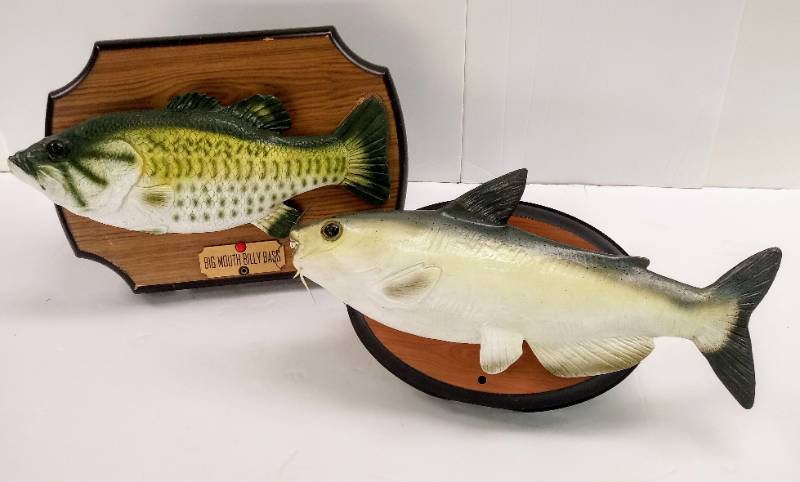 lot 3229 image: Vintage Wall Mount or Stand Alone Talking Fish