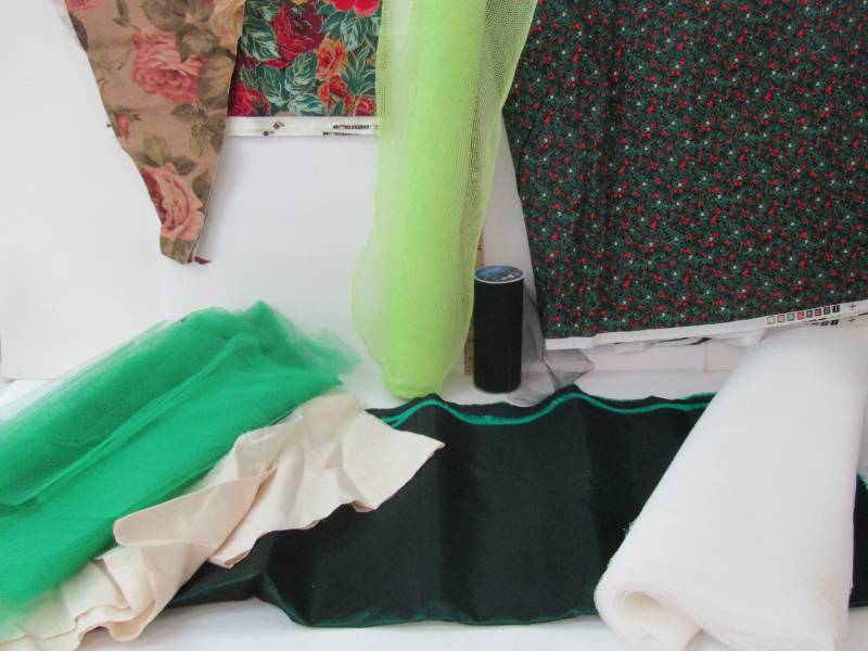 lot 3198 image: Holiday Fabric, Tulle & More
