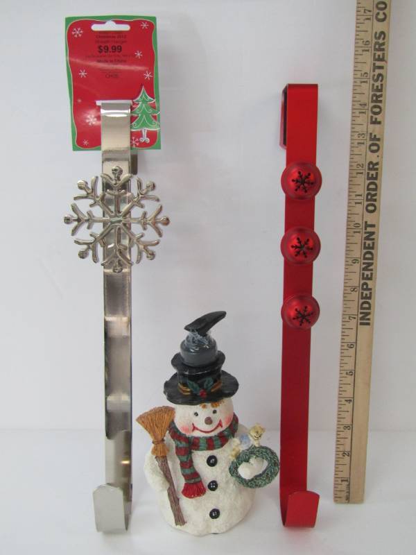 lot 3200 image: 2 Wreath Hangers and a Delightful Snowman Soap Dispenser