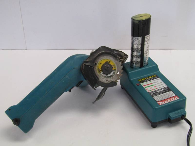 lot 3213 image: Makita - #5090D -  9.6V  38 Circular Saw