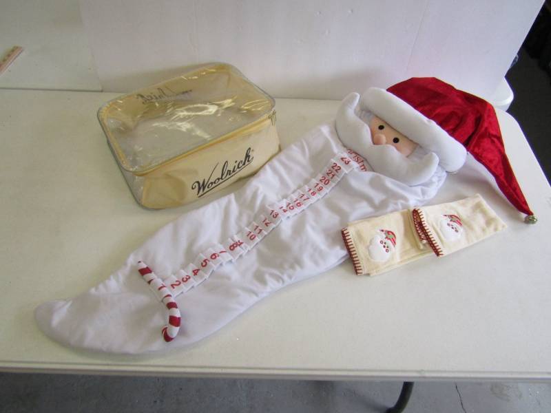 lot 3124 image: Adorable Hanging Santas Beard Advent Calendar