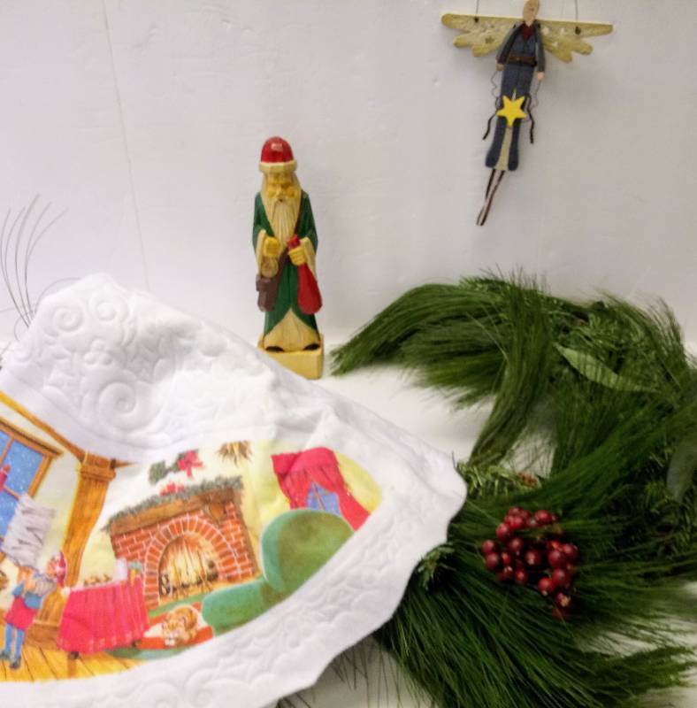 lot 3135 image: Garland, Tree Skirt & More