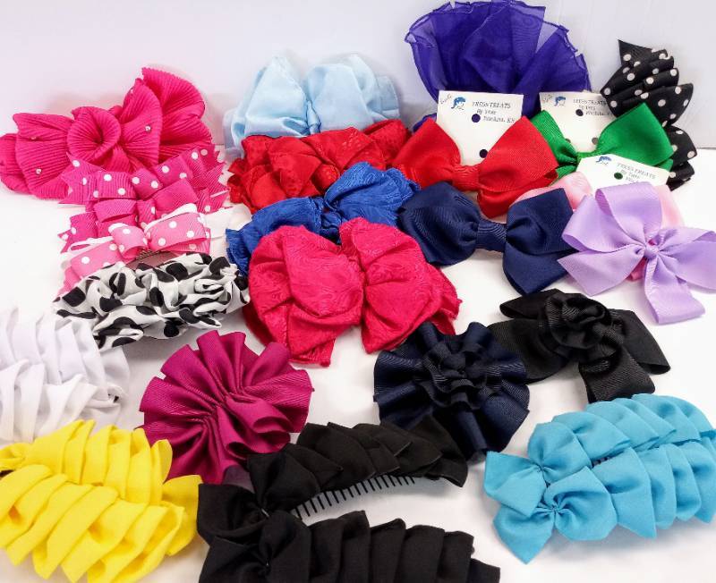 lot 3238 image: Lot of 23 Bows on Barretts  Banana Clips Too
