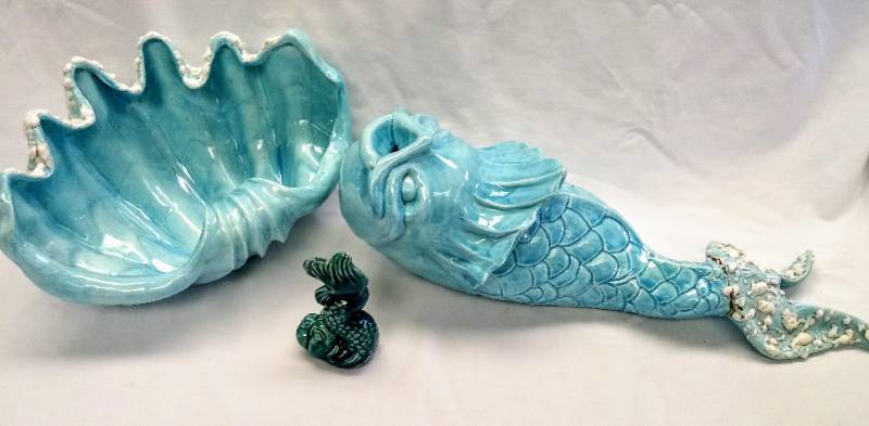 lot 99 image: Charming Fish Decor