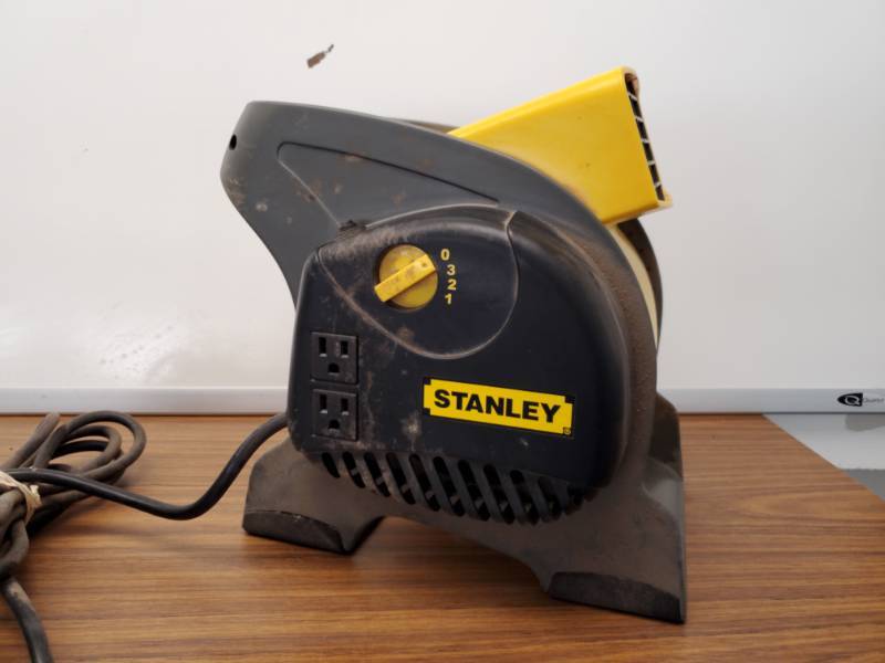 lot 2919 image: Stanley 3-Speed Blower Fan with 2 Three Prong Plugs