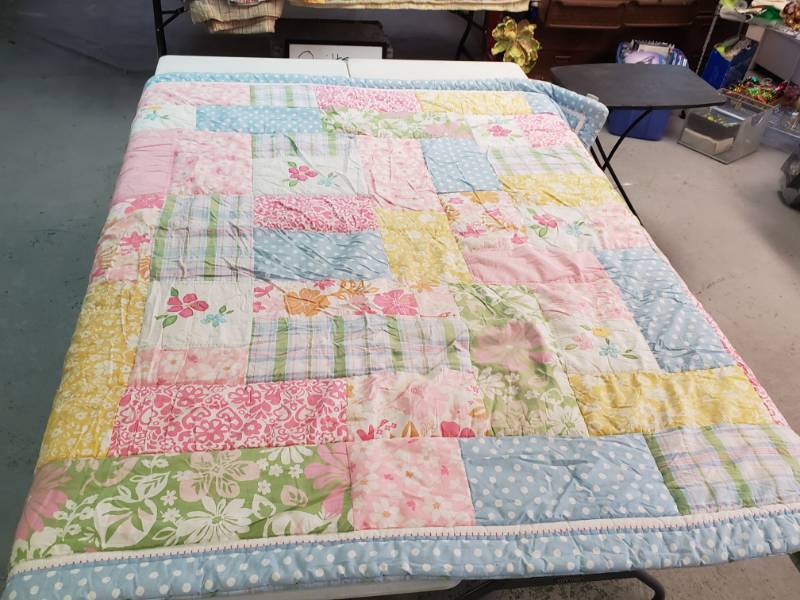 lot 219 image: Pottery Barn Kids- Comforter and Sham