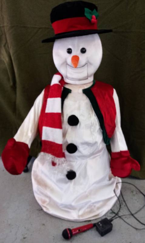 lot 5 image: Dancing Singing Snowman With Microphone Too