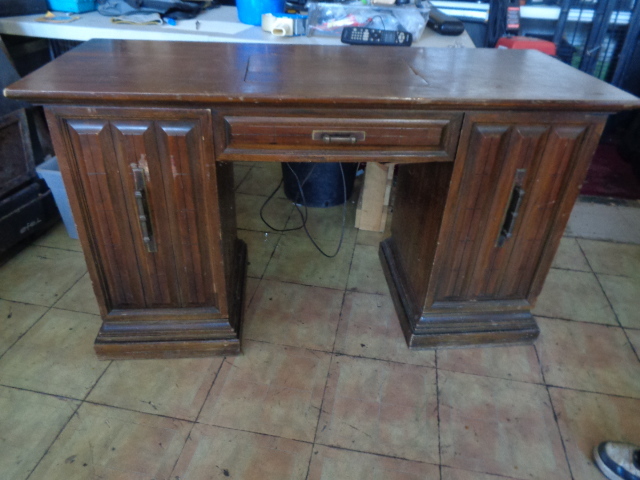 lot 8801 image: SINGER sewing machine in cabinet