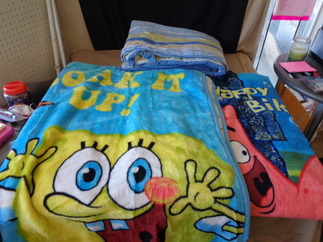 lot 8841 image: 2 SPONGEBOB blankets 1 comforter