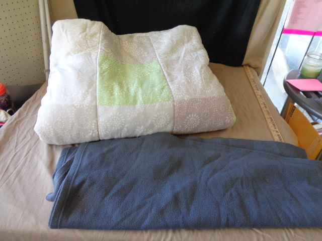 lot 8849 image: King size comforter and throw