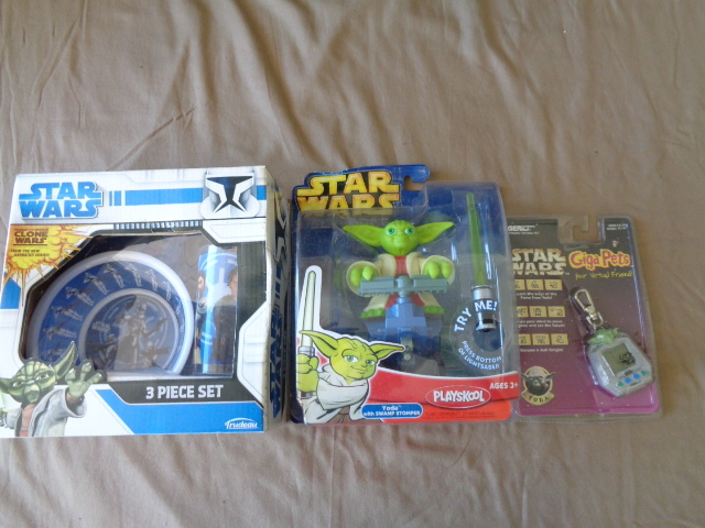 lot 8855 image: Star Wars Giga pet, 3 piece set, Yoda w stamp stomper