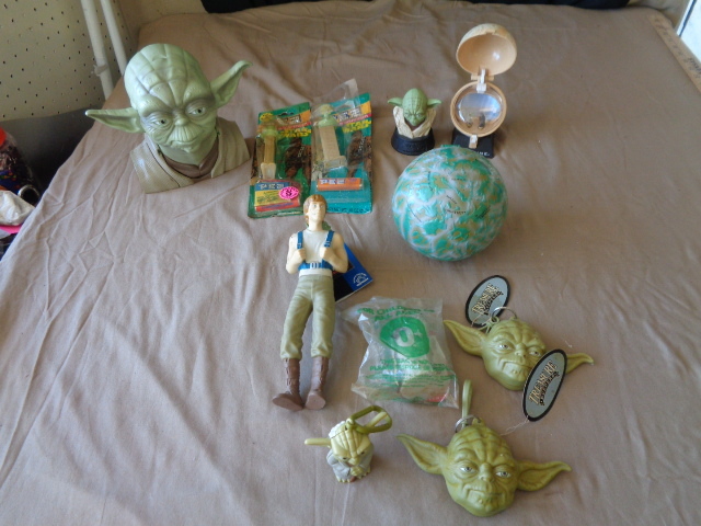 lot 8858 image: Star Wars misc. pieces Pez dispencers, ect.