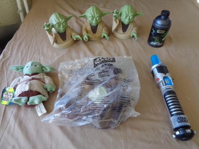 lot 8859 image: Star Wars misc. pieces Pez dispencers, ect.