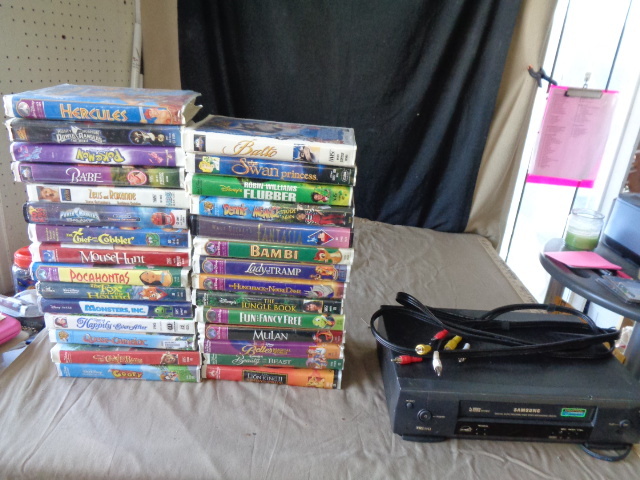 lot 8862 image: Samsong VHS player w29 kids movies
