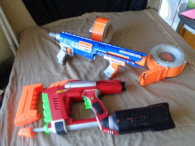 lot 8866 image: NERFMagstrike--Raider CS-35 both wextra clips