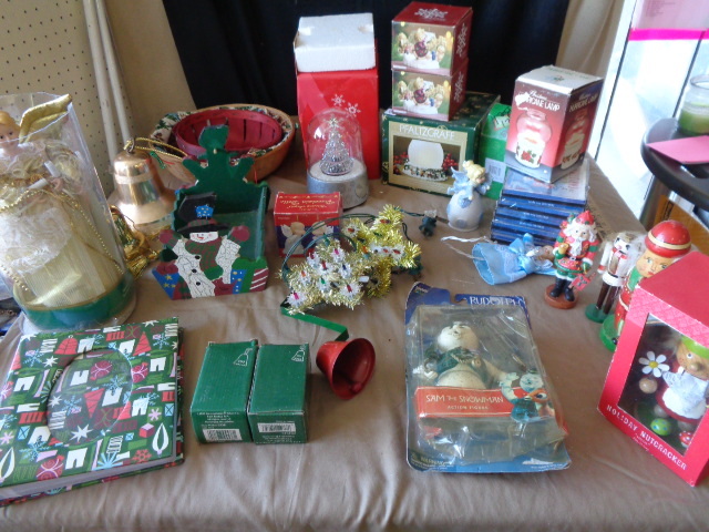 lot 8871 image: Christmas deco