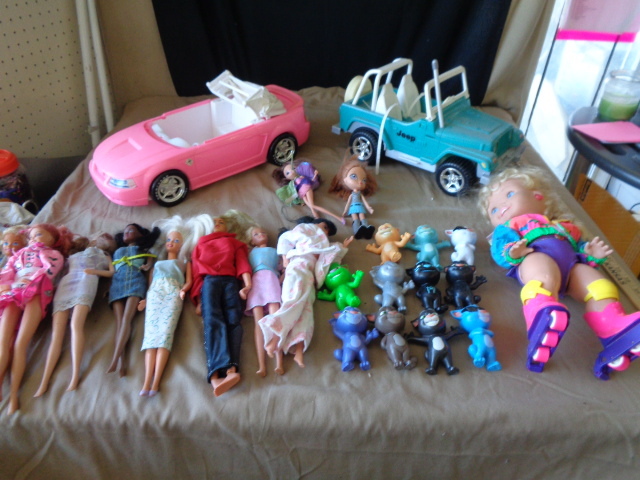 lot 8878 image: Barbie Jeep, Barbie Mustang, barbies and more
