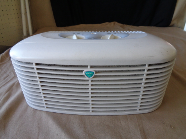 lot 8890 image: VICKS Humidifier