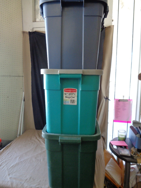 lot 8894 image: 3 Rubbermaid  18 gal Totes