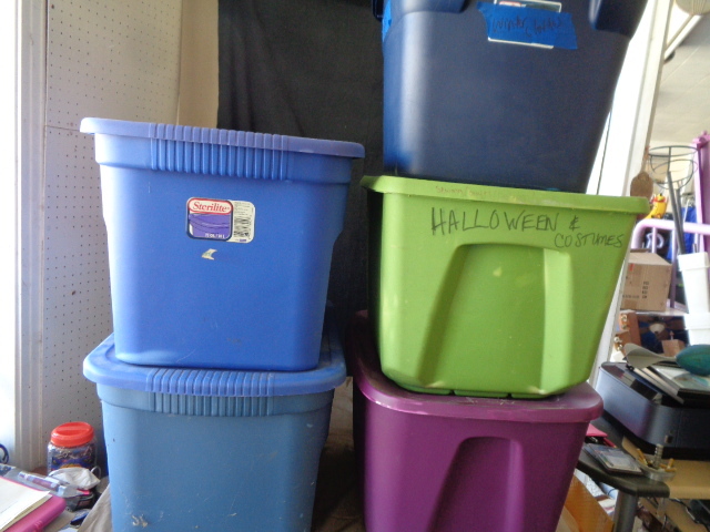 lot 8895 image: 5 -- 18 gal totes w lids