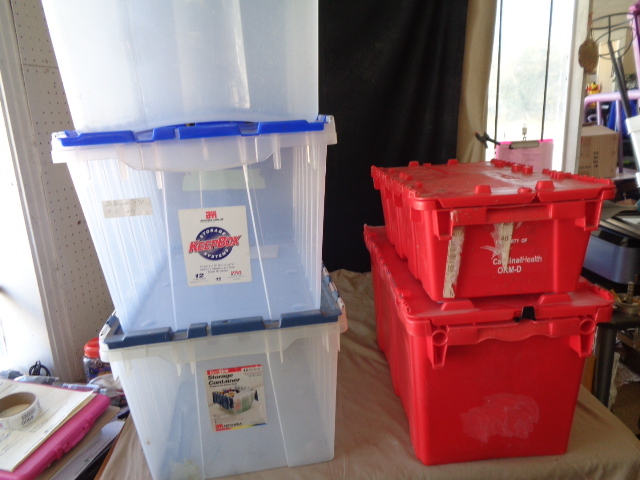 lot 8897 image: 5 Various Size Totes w Interlocking Lids