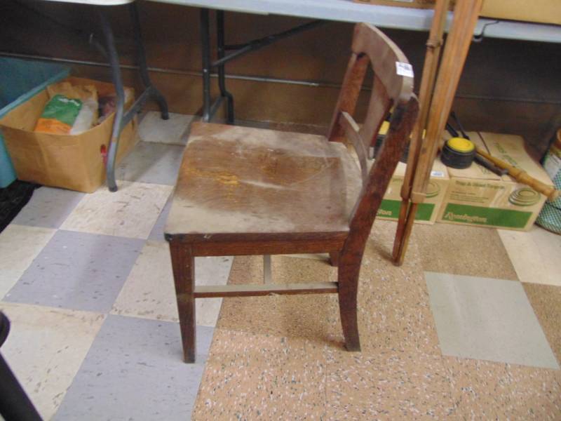 lot 2918 image: Vintage Oak Desk Chair