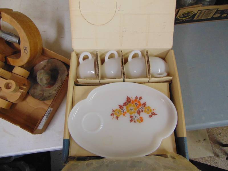 lot 2922 image: Blossom Snack Set