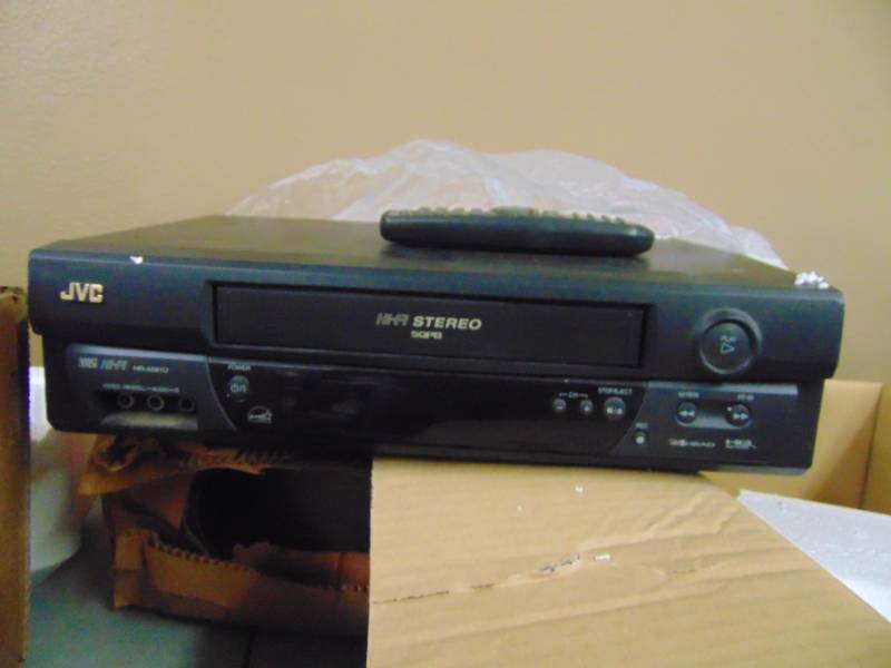 lot 2928 image: Magnavox DVD and VCR Comb -
