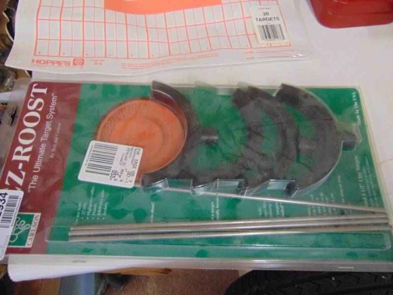 lot 2934 image: Targets and Target Stand for clay pigeons