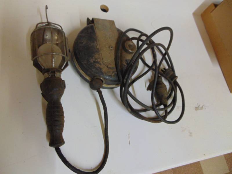 lot 2958 image: Vintage Retractable Drop Cord Light