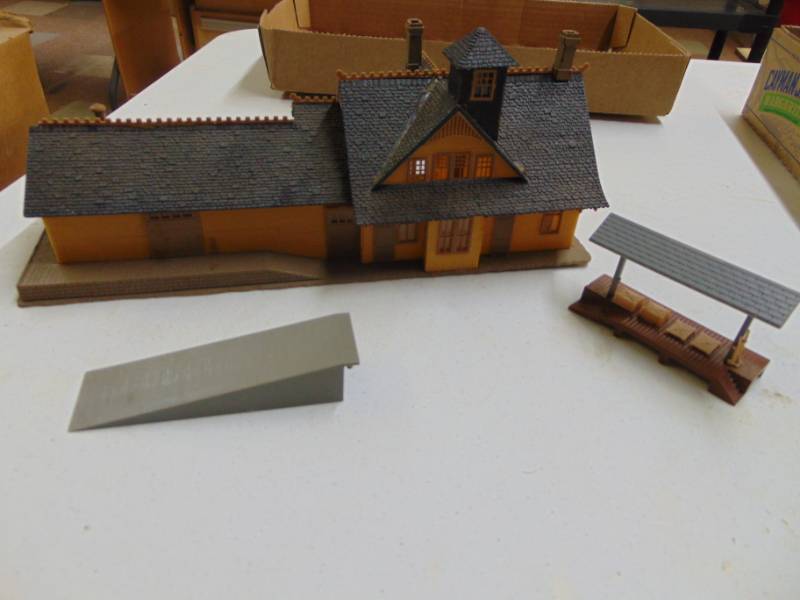 lot 2962 image: Model Railroad Station and depot Pieces