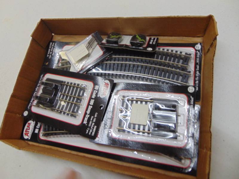 lot 2967 image: HO scale curved track and switch pieces