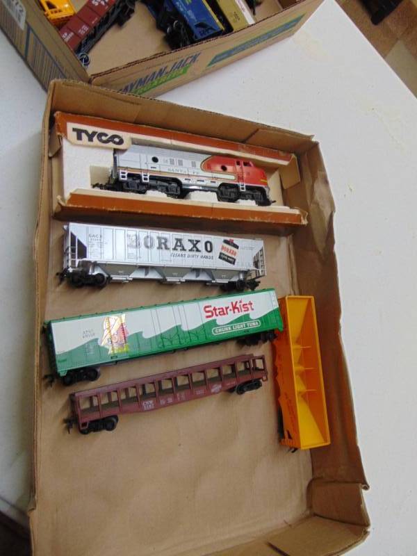 lot 2971 image: HO Scale - 1 Engine and 4 cars