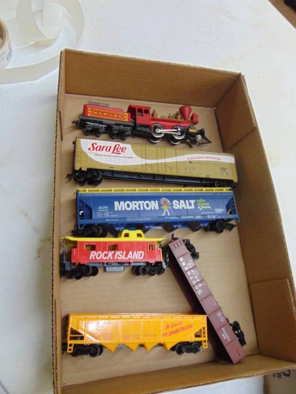 lot 2972 image: HO Scale - 2 Engines and 4 cars