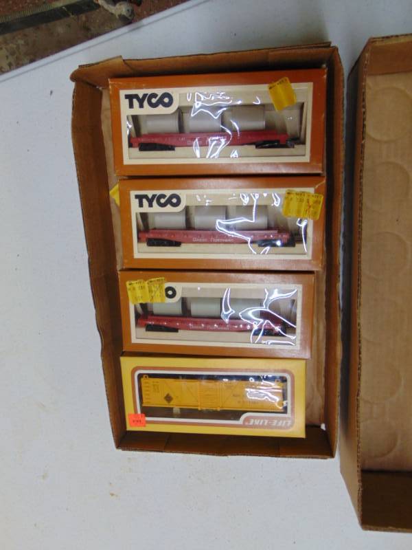 lot 2973 image: HO Scale - 4 Cars