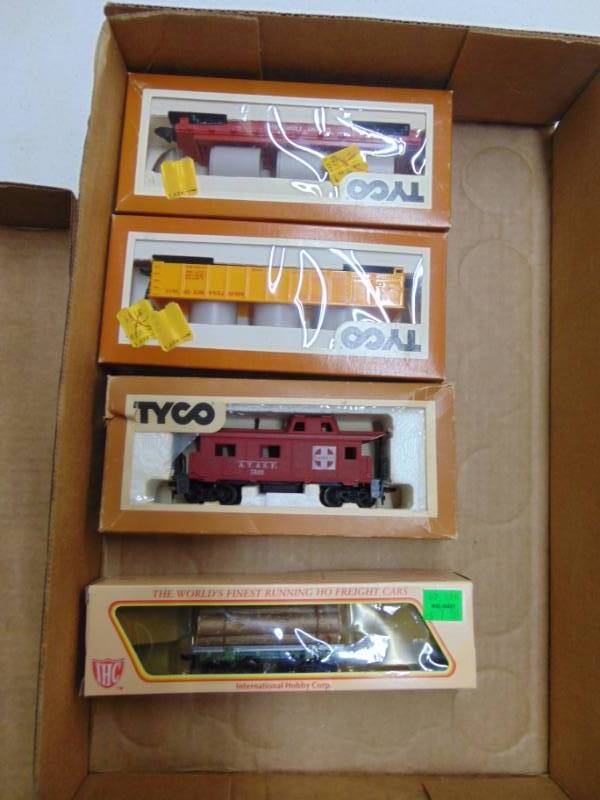 lot 2974 image: HO Scale - 4 Cars